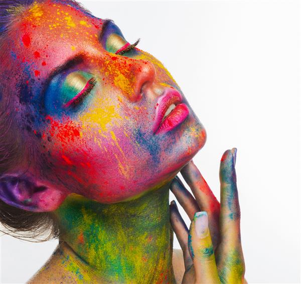 زن شهوانی زیبا با آرایش هنری رنگارنگ روشن که گردنش را لمس می کند طراحی خلاقانه و تبلیغات سالن زیبایی