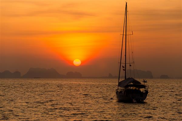 دریای قایق بادبانی در نور خورشید عصر بر فراز کوه های بزرگ زیبا پوکت ماجراجویی تابستانی