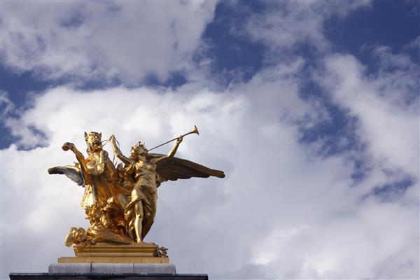 مجسمه در کاخ بزرگ در پاریس