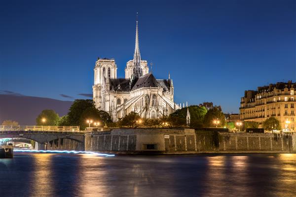 کلیسای جامع نوتردام دی پاریس با رودخانه سن در شب در پاریس فرانسه