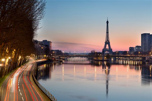 برج ایفل و رودخانه سن در طلوع خورشید پاریس فرانسه
