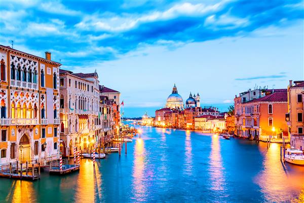 باسیلیکا سانتا ماریا دلا سلام و کانال بزرگ در غروب ساعت آبی در ونیز ایتالیا با قایق و بازتاب