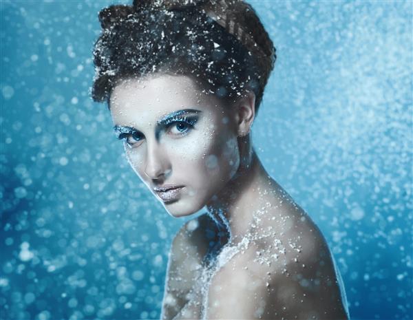 پرتره مدل زن زیبای با هنر چهره منجمد