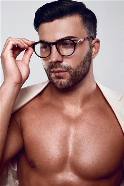 مدل مردانه وحشیانه شیک با کت و شلوار و عینک سبک