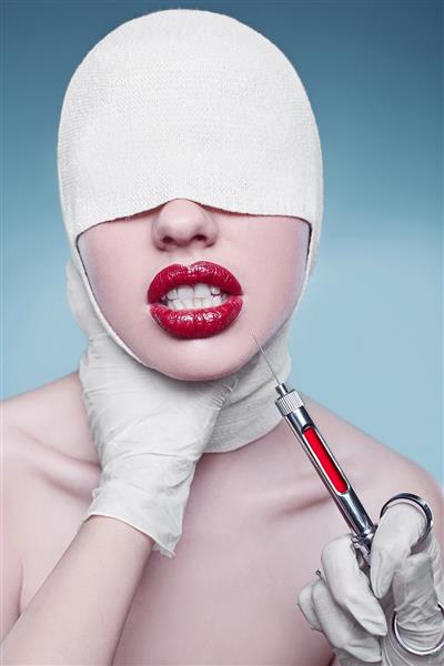زن جوان مد با سر و انژکتور باندپیچی شده