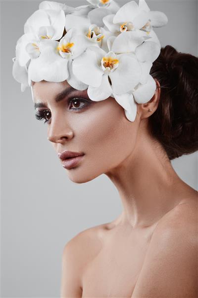 پرتره مدل سبزه زیبا پر زرق و برق با گل