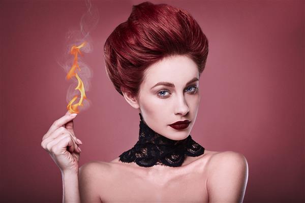 زن مو قرمز شیک زیبایی با مدل مو و جواهرات گردنبند