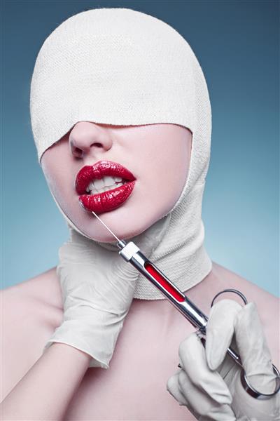 زن جوان مد با سر و انژکتور باندپیچی شده