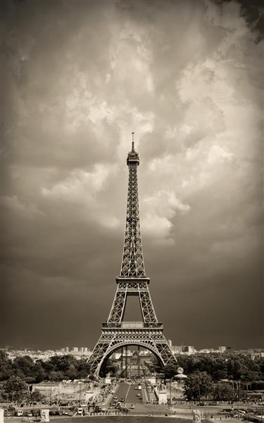 برج ایفل در پاریس فرانسه رنگ قهوه ای در برابر آسمان دراماتیک