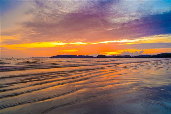 آئو نانگ کرابی تایلند ساحل مردم زیادی در شب دارد نور طلایی