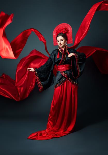 زن در لباس محلی ژاپنی قرمز چینی پوشیده است