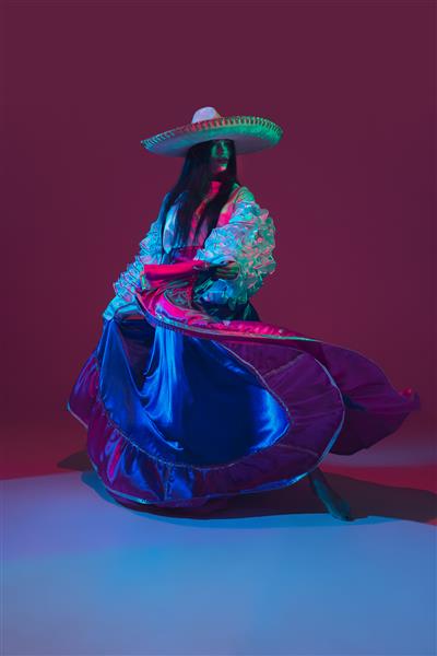 رقصنده زن شگفت انگیز سینکو دی مایو با رنگ بنفش در نور نئون
