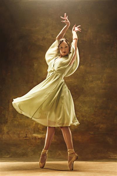 رقصنده جوان باله زن زیبای هماهنگ با لباس