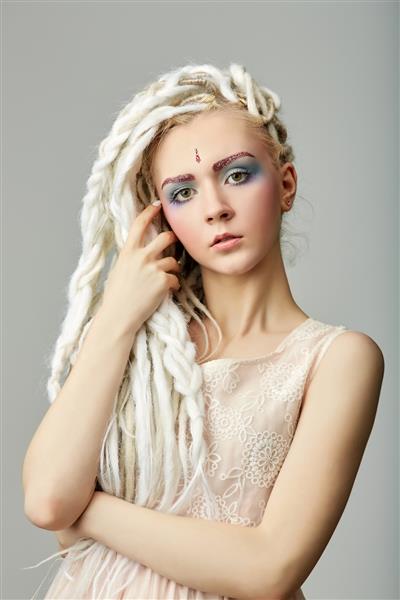 دختر نوجوان بلوند زیبا با موی بافته شده دردلاک