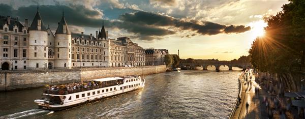 تور قایق در رودخانه سن در پاریس با غروب آفتاب پاریس فرانسه