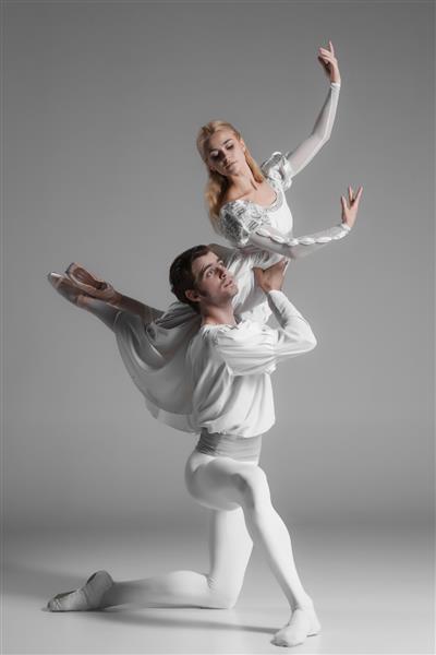 دو رقصنده جوان باله در حال تمرین مجریان جذاب رقص با لباس سفید