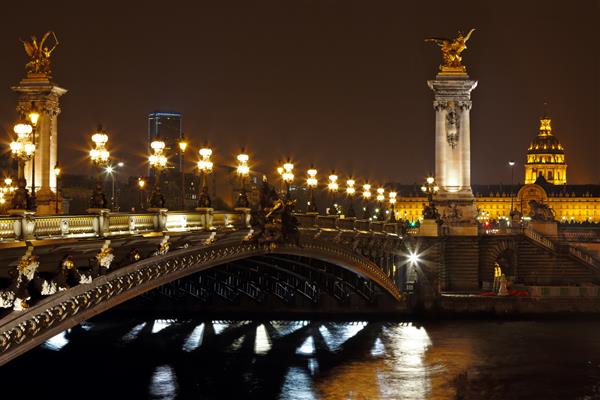 پل الکساندر سوم در شب در پاریس فرانسه