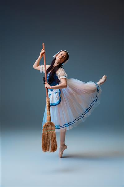 رقصنده جوان و برازنده باله به عنوان شخصیت دم پری