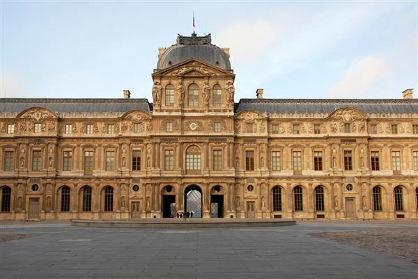 موزه لوور در پاریس در یک روز آفتابی
