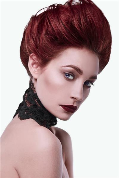 زن مو قرمز زیبا و شیک با مدل مو و زیورآلات گردنبند