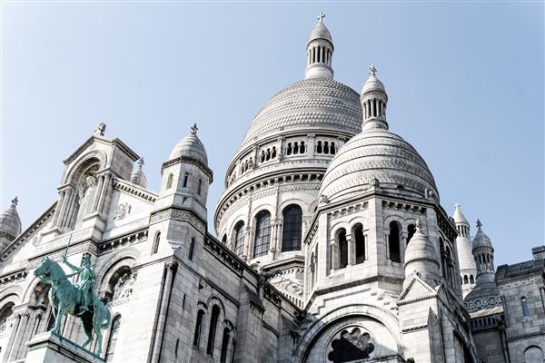 عکس با زاویه پایین زیبا از کلیسای جامع معروف در پاریس فرانسه