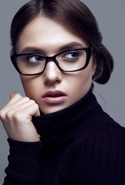 دختر دانشجوی ناز با ژاکت یقه اسکی مشکی و عینک شیک