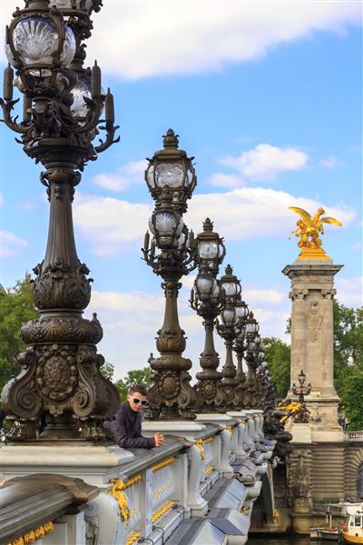 مرد جوانی در پاریس بر روی پل الکساندر سوم فرانسه