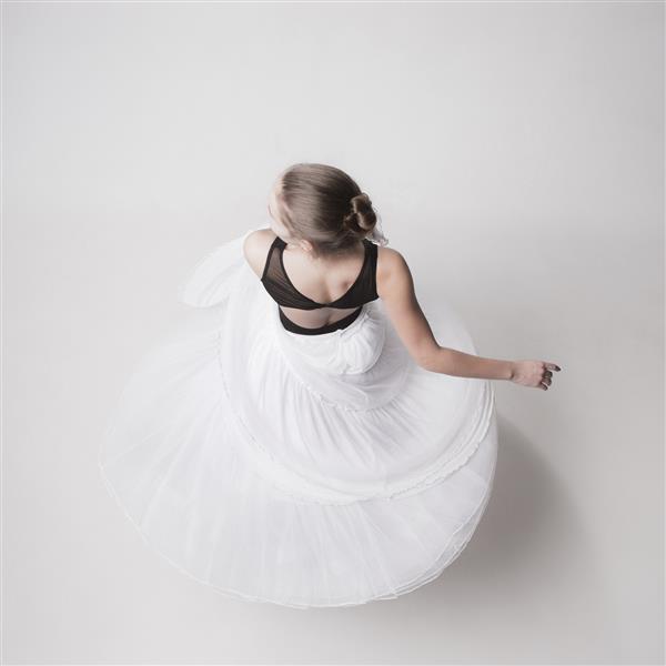 رقصنده جوان زیبا