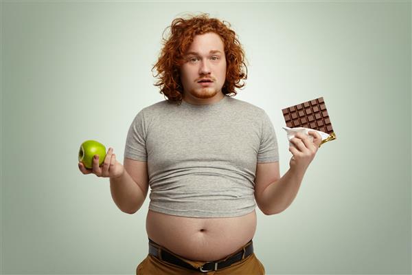 مرد جوان چاق و گیج که با انتخاب سختی روبرو است