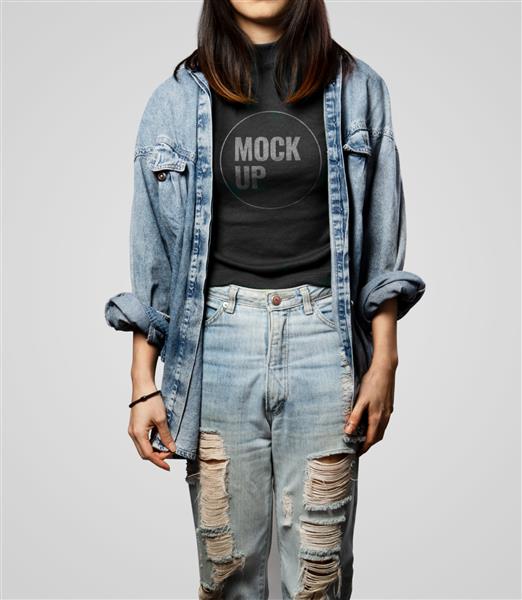 دختر نوجوانی که ماکت تی شرت مشکی و لباس جین پوشیده است