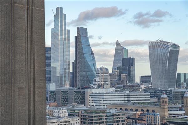 منظره شهری زیبا با ساختمان‌های مدرن و آسمان‌خراش‌ها در بریتانیا