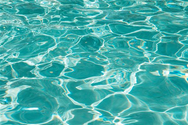 سطح زیبا و شفاف آب در یک استخر شنا