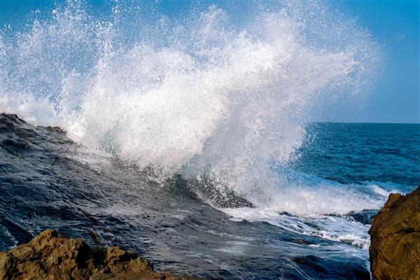 عکسی خیره کننده از امواج دیوانه و قدرتمند دریا که سازندهای سنگی را به هم می ریزند