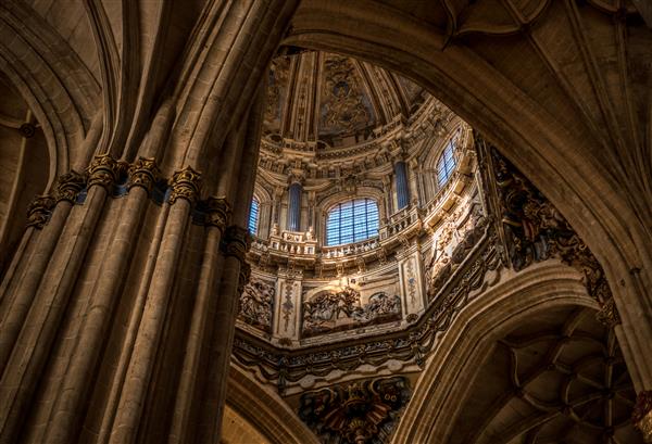 نمای داخلی گنبد و طاق‌های کلیسای جامع جدید سالامانکا در اسپانیا