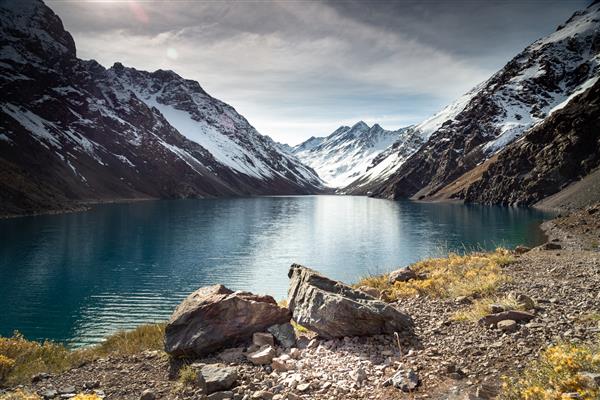 دریاچه لاگونا دل اینکا در شیلی توسط کوه های مرتفع پوشیده از برف احاطه شده است