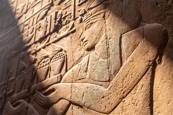 نمای نزدیک از حکاکی روی دیوارهای معبد لوکسور مصر