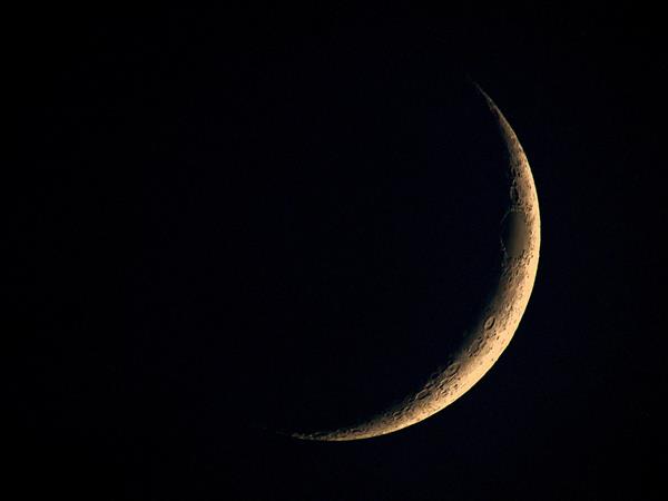 عکس نزدیک از هلال ماه