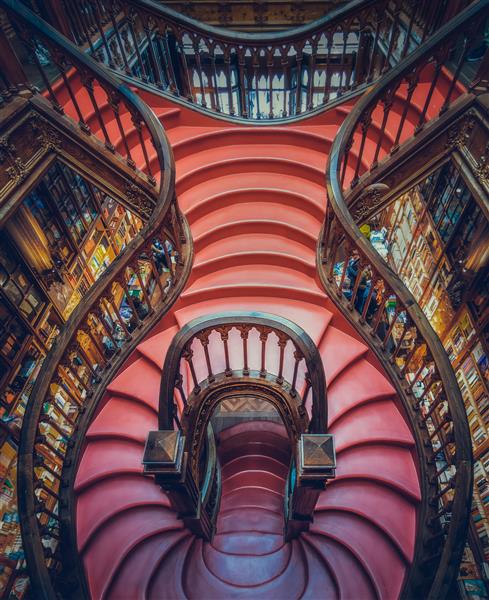 کتابفروشی للو با یک راه پله چوبی در مرکز تاریخی پورتو پرتغال