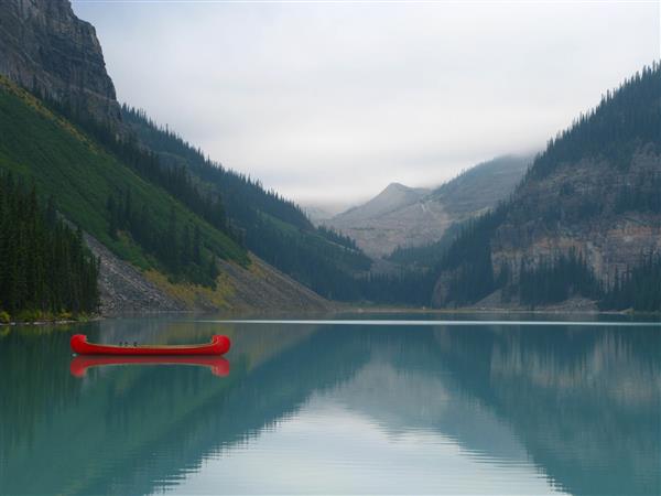 منظره مسحورکننده دریاچه لوئیز در پارک ملی بنف آلبرتا کانادا