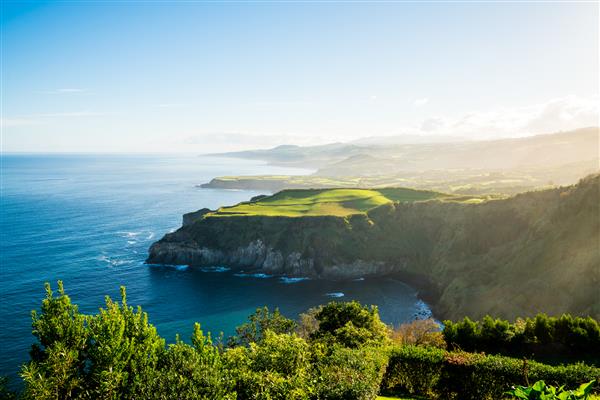 منظره شگفت انگیز از صخره سبز در نزدیکی دریا در مجمع الجزایر آزور پرتغال