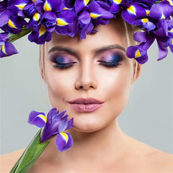 زن زیبا با آرایش و گل زنبق روی سر آرایش کامل رنگارنگ و مدل موی بلوند