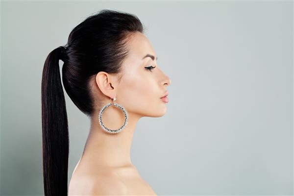 زن زیبا با گوشواره مشخصات