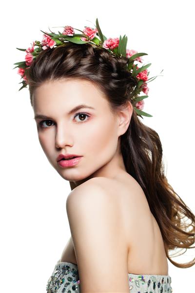 مدل مد زن جوان با مدل مو آرایش و گل های جدا شده