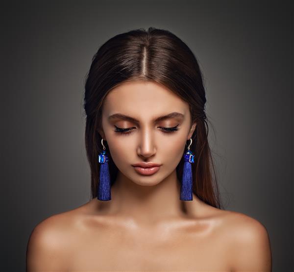 زن مدل مد جوان با آرایش و گوشواره جواهرات ابریشمی