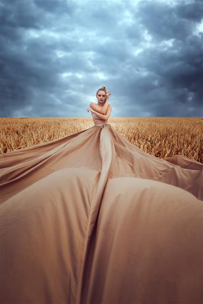 زن زیبا در گندم زار