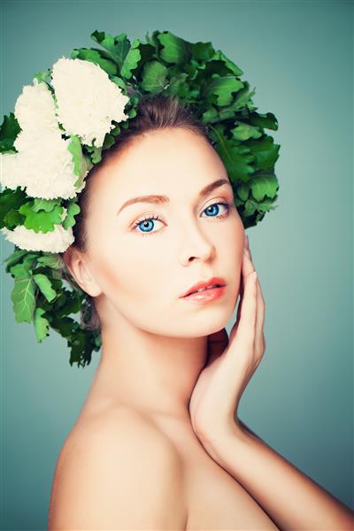 مدل زن زیبا در تاج گل برگ سبز مفهوم مراقبت از بدن و مراقبت از سلامت