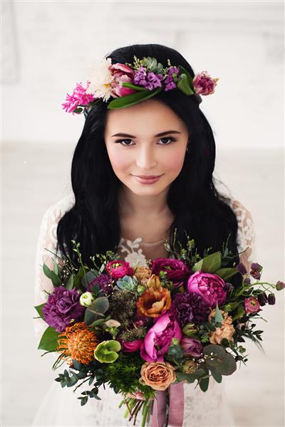 عروس خانم زیبا با گل آرایی رنگارنگ تاج گل مدل مو و آرایش عروس