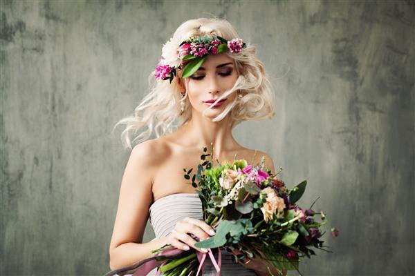 زن زیبا با تاج گل تابستانی زیبایی بلوند با موهای فرفری بلند