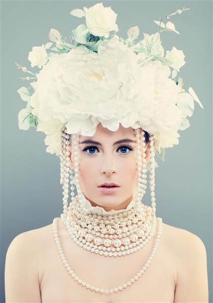 زن زیبا با گل های سفید صورت جوان آرایش گل رز و جواهرات
