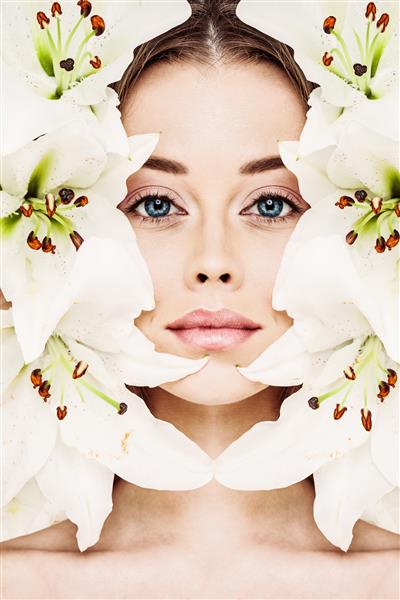 مدل اسپا با صورت کامل پوست سالم و گل های تازه زیبایی جوان درمان آبگرم و مفهوم مراقبت از پوست